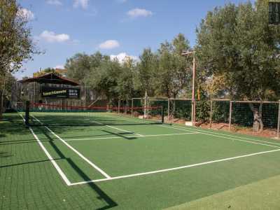 Il proprietario ci conduce ora al campo ufficiale in erba, immerso negli ulivi 